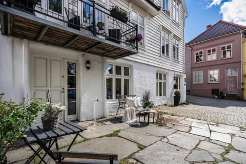 Private courtyard with bistro seating area