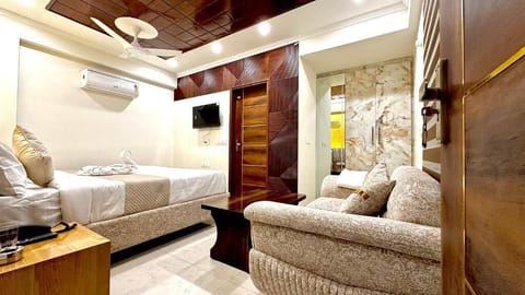 Blackout drapes, soundproofing, iron/ironing board, free WiFi