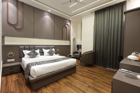Luxury Suite | Desk, laptop workspace, blackout drapes, soundproofing