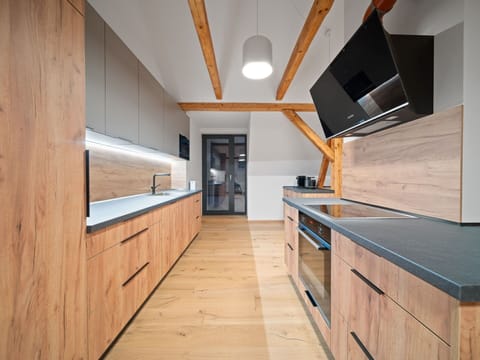 Flooring, Wood, Interior Design, Floor, Wood Flooring, Ceiling, Countertop, Kitchen, Furniture, Home