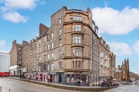 Arrive at a striking sandstone corner, moments from Castle & Royal Mile