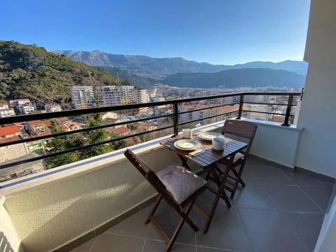 Deluxe Apartment, Balcony, City View | Outdoor dining
