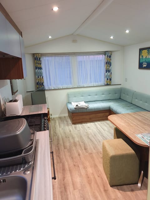 Mobile Home, 3 Bedrooms | Living room