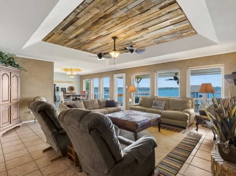 From morning coffee to midnight chats, this living room gets it right.