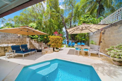 Waverly One - Pool & sea views