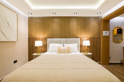 Recámara con cama Queen, Smart TV, minisplit y WiFi. Todo lo que necesitas para descansar con el máximo confort.