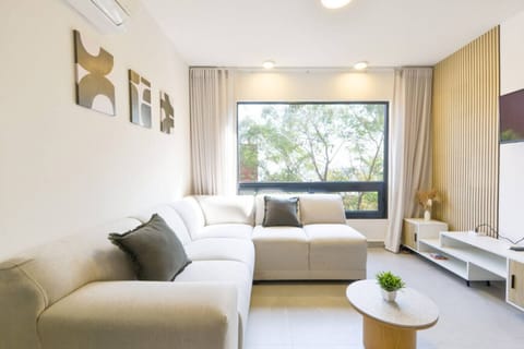 Sala climatizada, cómoda y funcional, equipada con Smart TV, área de trabajo y juegos de mesa, perfecta para relajarte o disfrutar momentos agradables durante tu estancia.