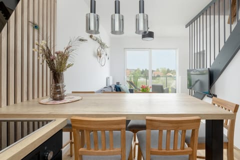 Classic Apartment, 4 Bedrooms | Dining