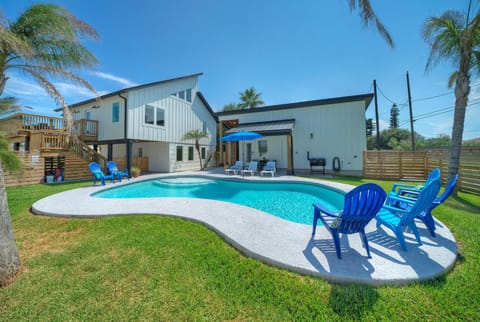 Private backyard pool. (Third Sandbar)