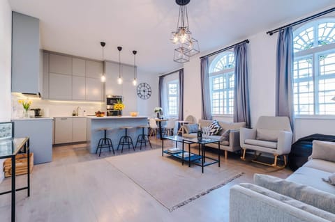 House | 2 bedrooms, desk
