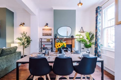 House | 2 bedrooms, desk