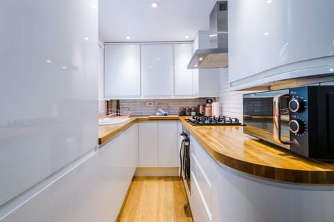 House | 2 bedrooms, desk