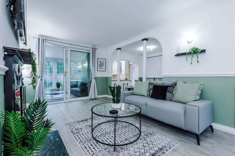 House | 4 bedrooms, desk, Internet