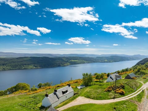 Body Of Water, Mountainous Landforms, Natural Landscape, Hill, Highland, Mountain, Landscape, Grassland, Cloud, Bank