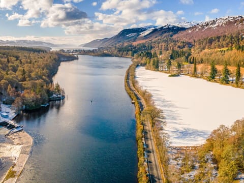 Water, Body Of Water, Natural Landscape, Highland, Landscape, Watercourse, Bank, Coastal And Oceanic Landforms, Lake, Coast