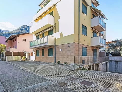 Neighbourhood, Architecture, Residential Area, Apartment, Urban Design, Home, Composite Material, Balcony, Condominium, Suburb