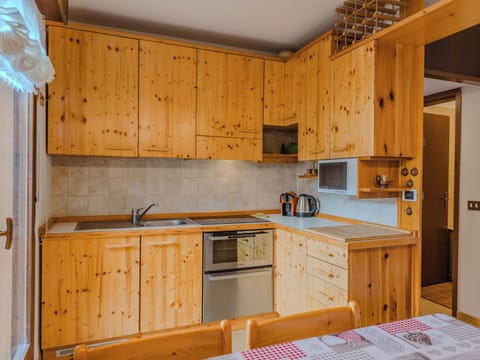 Wood, Cabinetry, Kitchen, Cupboard, Drawer, Countertop, Ceiling, Wood Stain, Major Appliance, Kitchen Appliance