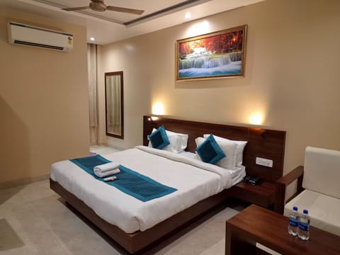Deluxe Double Room | Desk, laptop workspace, iron/ironing board, free WiFi