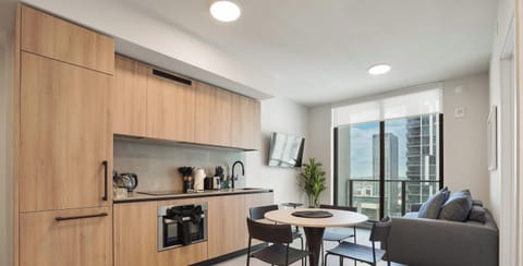  Open-plan layout with fully equipped kitchen and dining space