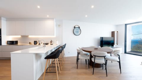 Modern open-plan living at Hydra New Era by LovelyStay. Fully equipped kitchen, elegant dining, and bright lounge—perfect for relaxing in style in Funchal.
#HydraNewEra #LovelyStay #FunchalLiving #ModernLuxury #OpenSpace #MadeiraHomes #LuxuryStay