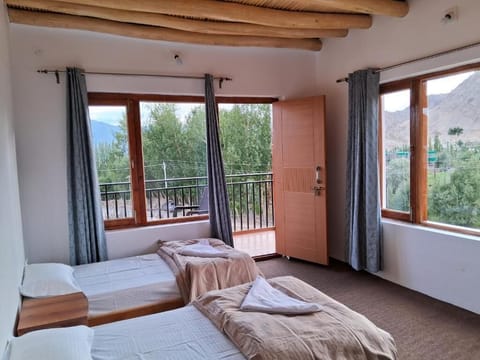 Deluxe Double or Twin Room, Mountain View | Desk, WiFi (free)