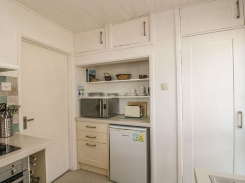 Dishwasher, cookware/dishes/utensils