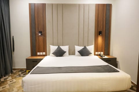 Comfort Suite, City View | In-room safe, desk, WiFi (free)