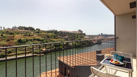 Indulge in an unforgettable outdoor dining experience or simply relax while soaking in the spectacular panoramic views of the river and the iconic bridge from your spacious private balcony. This space is ideal for enjoying meals or cocktails with a view.