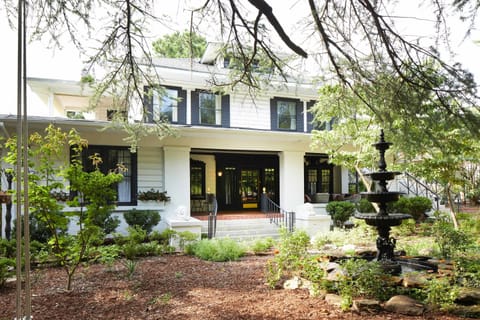 Welcome to Eden Brae, featured in Birmingham Magazine as one of the coolest Airbnbs in Birmingham. With beautiful gathering spaces inside and out, the house has 5 separate apartments, each with its own exterior entrance. Great for large groups, families, golf trips, or corporate retreats.