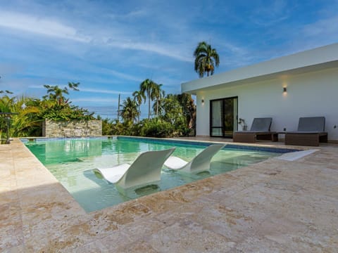 Superior Villa | Pool | Outdoor pool, sun loungers