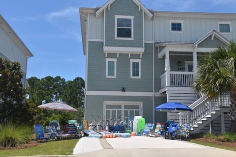 Lovely Lost Key Villa filled with bikes, beach toys, yard toys, and more!