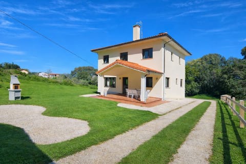 Property building,BBQ facilities,Garden,Balcony/Terrace,Garden view