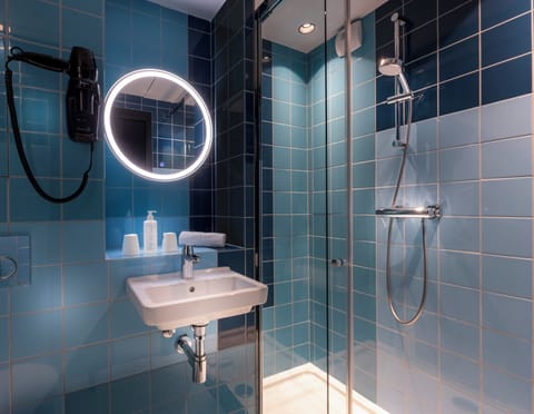 Club Double Room | Bathroom | Free toiletries, hair dryer, towels, soap