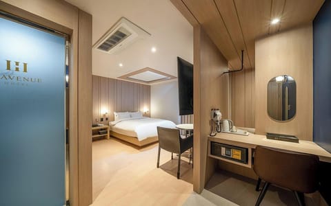 Avenue SKY View | Premium bedding, down comforters, in-room safe, free WiFi