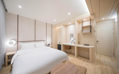 Premium bedding, down comforters, in-room safe, free WiFi