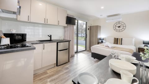 Studio - Sleeps 2 | Soundproofing, iron/ironing board, bed sheets