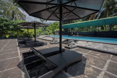 10 outdoor pools