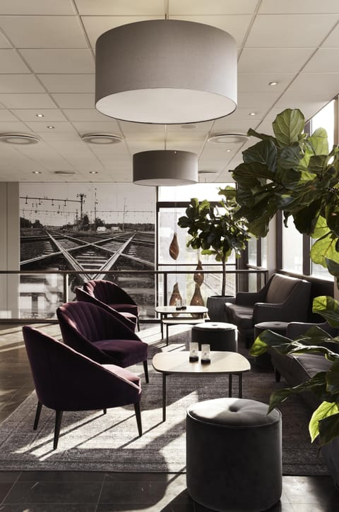 Lobby lounge