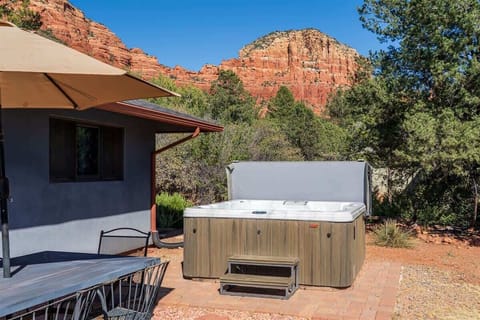 Beautiful views, a hot tub to soak in while stargazing after a days hike