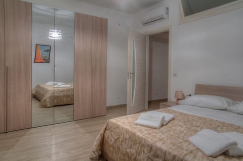 Apartment (1 Bedroom) | 1 bedroom, laptop workspace, bed sheets