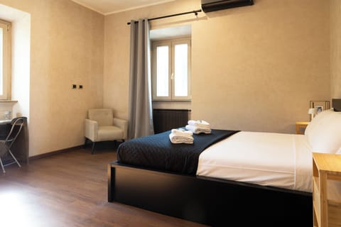 Apartment (1 Bedroom) | 1 bedroom, iron/ironing board, bed sheets