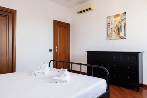 Apartment (1 Bedroom) | 1 bedroom, iron/ironing board, bed sheets