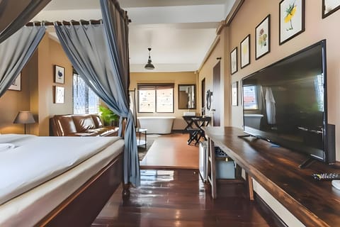 Deluxe Double Room, 1 Queen Bed, Non Smoking | Desk, free WiFi