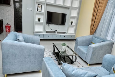 Luxury Apartment, Air conditioning, Mountain View | Living area | Flat-screen TV, fireplace