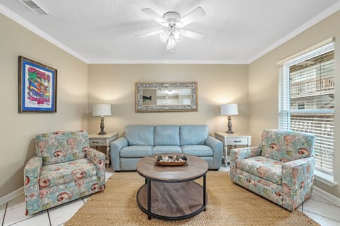 Living room w/sofa sleeper