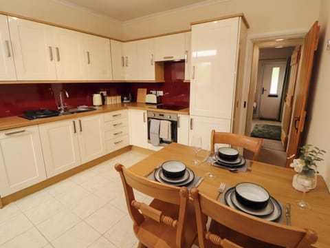 Cottage | Private kitchen | Dishwasher, cookware/dishes/utensils