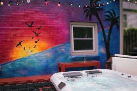 Welcome to the Oasis Hideaway ~ We have a hot tub!