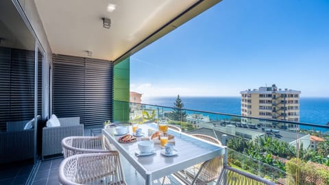 Enjoy stunning ocean views from the private balcony at Vicens XXI 9 by LovelyStay, perfect for outdoor dining, relaxing mornings, and unforgettable sunsets in a modern, spacious setting.
#Funchal #OceanView #BalconyLife #Madeira #AirbnbMadeira