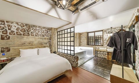 Suite Dot Family Room | Hypo-allergenic bedding, desk, laptop workspace, free WiFi