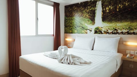 Superior Double Room, City View | Desk, laptop workspace, free WiFi, bed sheets